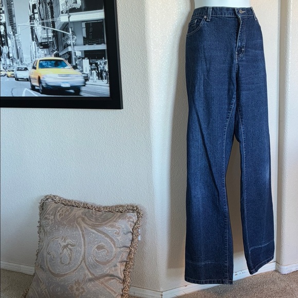 TOMMY HILFIGER Women's Blue Denim High Waisted Wide Leg Mom Jeans. 12 - Picture 3 of 17